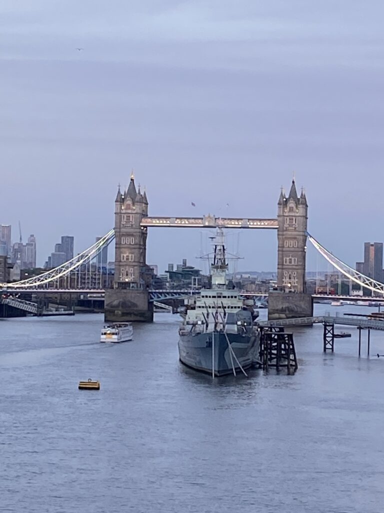 Tower Bridge i London set fra London bridge